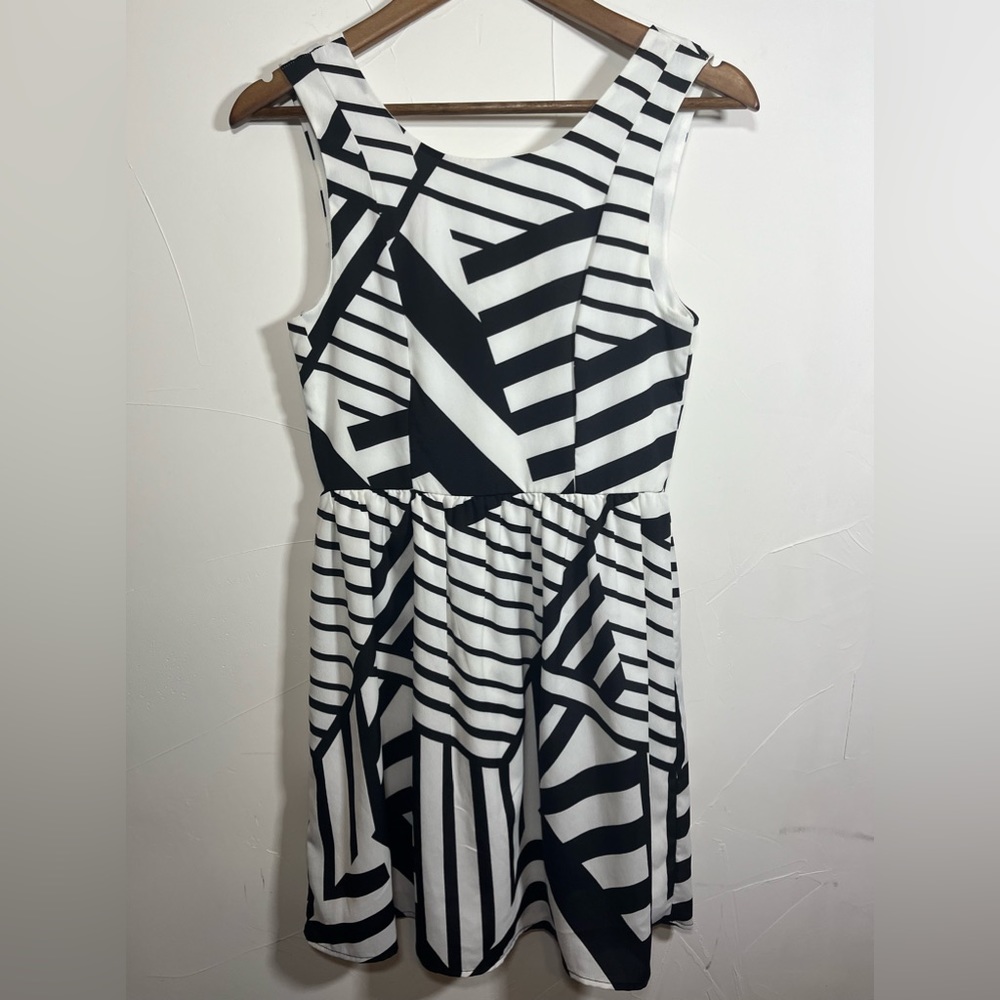 Everly Black & White Abstract Striped Cocktail Dress SZ Small - Picture 1 of 12